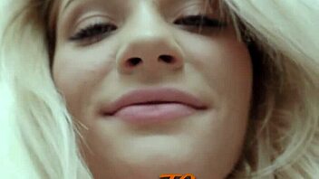 Blondie shows off her curvy body in lingerie