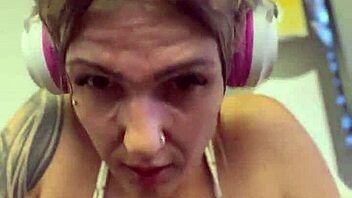 eu na academia suei tanto mais tanto que minha buceta ficou encharcada fiquei com muito tes�o nesse momento escorria pelas pernas