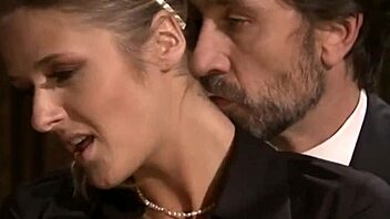 Dve sluškinje se pridružuju meni za divlju analnu grupnu akciju.