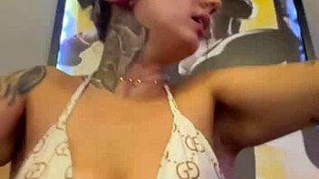 eu na academia suei tanto mais tanto que minha buceta ficou encharcada fiquei com muito tes�o nesse momento escorria pelas pernas