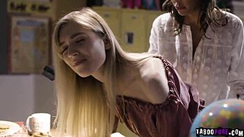 Proč nechat tu lesbickou profesorku uvěznit tě v jejích kinkových touhách?