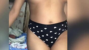 mi vecina entra a mi habitación y me pone la polla dura