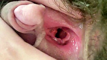 털 많은 슬럿 구멍 깊게 손가락 넣는 거 갈구해