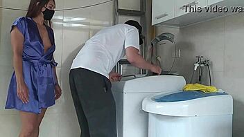 टेक्नीशियन वॉशिंग मशीन ठीक कर मिल्फ की चूत-गांड चाटी उंगली की