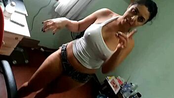 Sarah Rosa čisti drugu sobu u delu 4, tako vruće