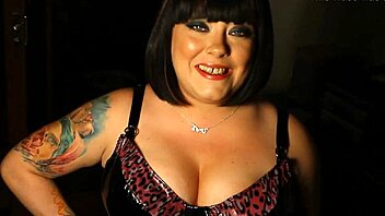 Dominatrix Tina Snua, a British bbw, smokes Karelia Slim in PVC