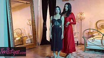 Zna najbolje - Missy Martinez i Veronica Rodriguez trljaju se obraz uz obraz 😊