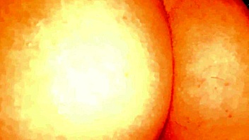 야, 차가운 샤워 초대 후에 아내의 스쿼팅과 크림파이로 빨리 뜨거워졌어!