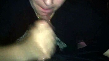 看这个业余妹像专业一样吸鸡巴在场景中