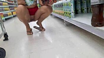 Hé, vrouw toont bloot in openbare markt zonder schaamte