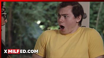 Není babička Rita Daniels šíleně sexy, jak se nechává drbat v kuchyni?