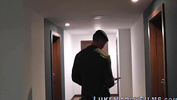 Milf-uri britanice în threeway sălbatic, călărind și sugând tare!