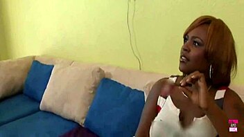 ebony BBW nauttii ison kyrvän murskaamisesta doggyssa