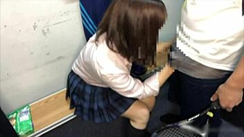 皆んなが寝た後に二人で愛し合うカップル 😊