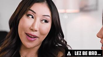 Majhna lezbijka Maya Woulfe ritjebe hetero azijsko najboljšo prijateljico Nicole Doshi s strap-onom