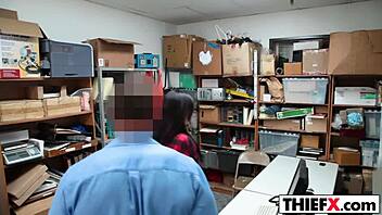 Audrey Royal ujeta v pisarniškem neredu, trdo kaznovana z vlomilčevim kurcem! Kakšna divja vožnja!