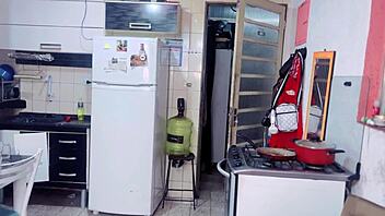 Minha Empregada Dom�stica Bem a Vontade Arrummando a Minha Casa