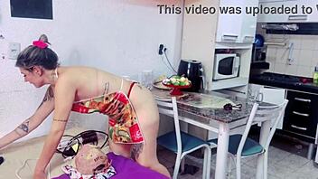 Minha Empregada Dom�stica Bem a Vontade Arrummando a Minha Casa