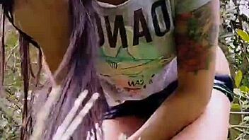Vanesa's public nudity in the park
