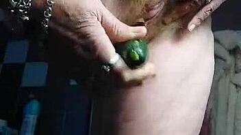 Hej, pozri si babku, čo si drbe dierkou uhorku dnes