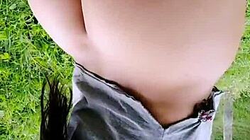 Vanesa Undresses in the Park, a Public Outdoor Moment