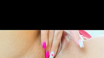 Sekreter ıslak amcığını inleyerek online masturb yapıyor