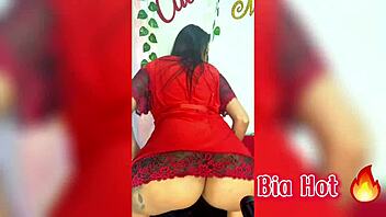 Bia hot morena safada dan�ando funk at� ficar pelada