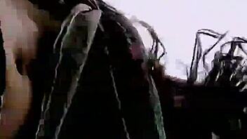 Vanesa Undresses in the Park, a Public Outdoor Moment