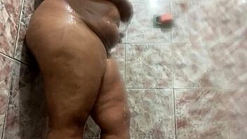 rebolando depois de raspar minha buceta toda 😈