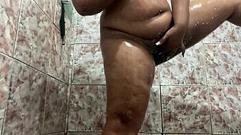 rebolando depois de raspar minha buceta toda 😈