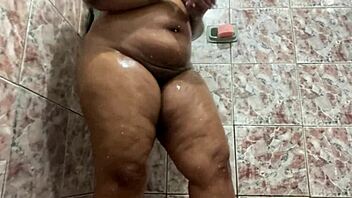 rebolando depois de raspar minha buceta toda 😈