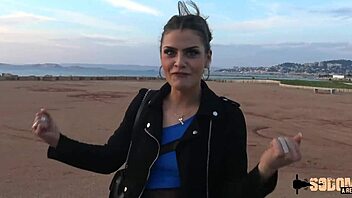 Wow, Claudia la brune salope vit son fantasme le plus fou ! Cette milf sexy en lingerie épate avec sa chaleur amateur !