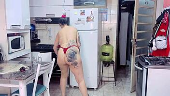 Minha Empregada Dom�stica Bem a Vontade Arrummando a Minha Casa