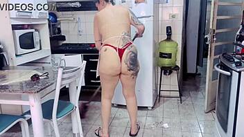 Minha Empregada Dom�stica Bem a Vontade Arrummando a Minha Casa