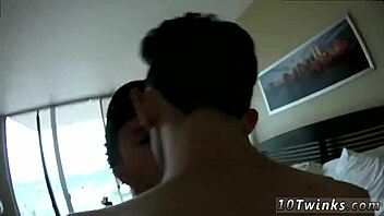 ممرض مثلي شهواني يمص زب الشباب ويخليهم ينيكوه بدون واقي