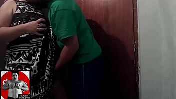 Καταβροχθίζει τον κώλο της και χτυπάει δυνατά σε έντονο αναλ έξω