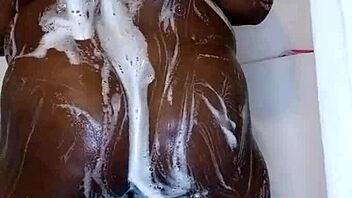 Wet ebony milf rubs her big ass solo