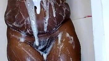 Wet ebony milf rubs her big ass solo
