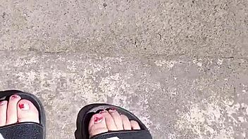 Piedi al sole prima della pedicure