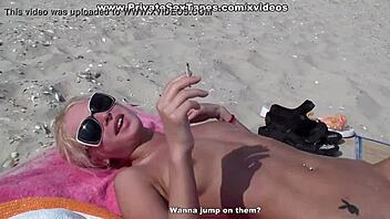 Patrz, jak moja dziewczyna rozkłada się szeroko na głęboką akcję