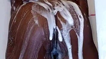 Wet ebony milf rubs her big ass solo