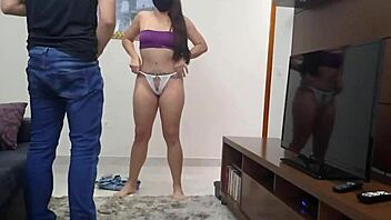 Dona de Casa Gostosa de Shortinho Dando em Cima do Técnico de Tv