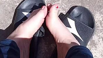 Piedi al sole prima della pedicure