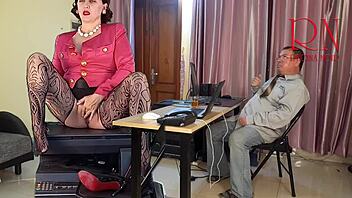 Gigantska sekretarica zadirkuje šefa pičkom i sisama u najlonu.