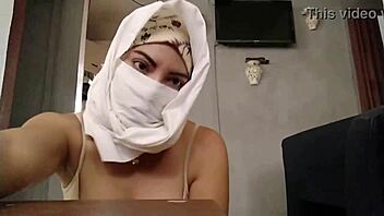 i'm a real arab masturbatin and showin my feet in nylons