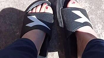 Piedi al sole prima della pedicure