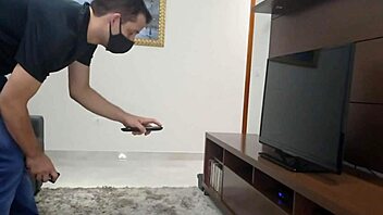 Dona de Casa Gostosa de Shortinho Dando em Cima do Técnico de Tv