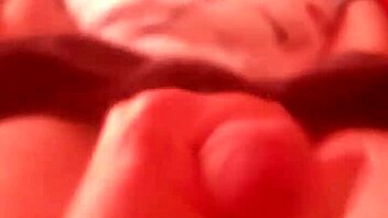 Bărbat tânăr își freacă pula până ejaculează tare pe podea