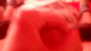 Ung mann onanerer kukken til han spruter hardt på gulvet