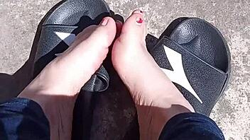 Piedi al sole prima della pedicure